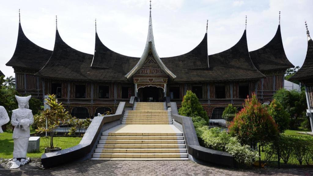 Edotel Minangkabau Padang  Bagian luar foto