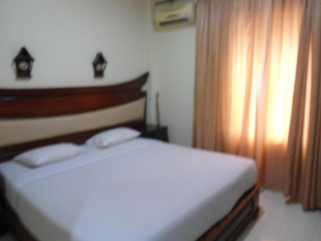 Edotel Minangkabau Padang  Bagian luar foto