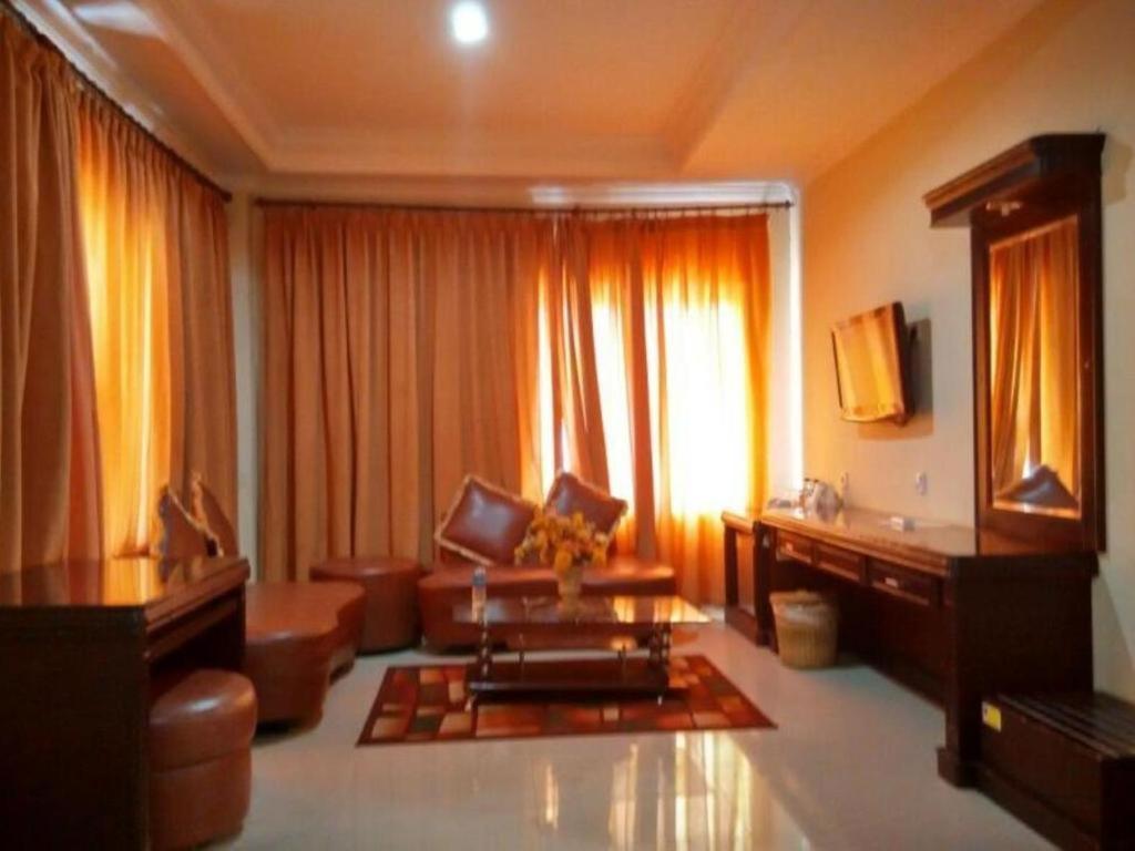 Edotel Minangkabau Padang  Bagian luar foto