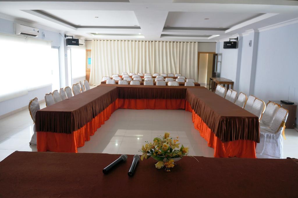 Edotel Minangkabau Padang  Bagian luar foto