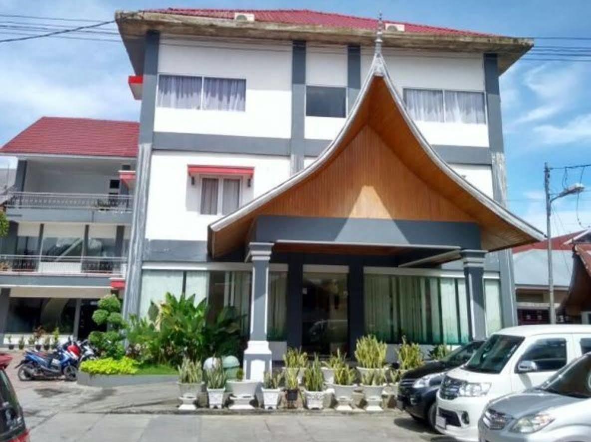 Edotel Minangkabau Padang  Bagian luar foto